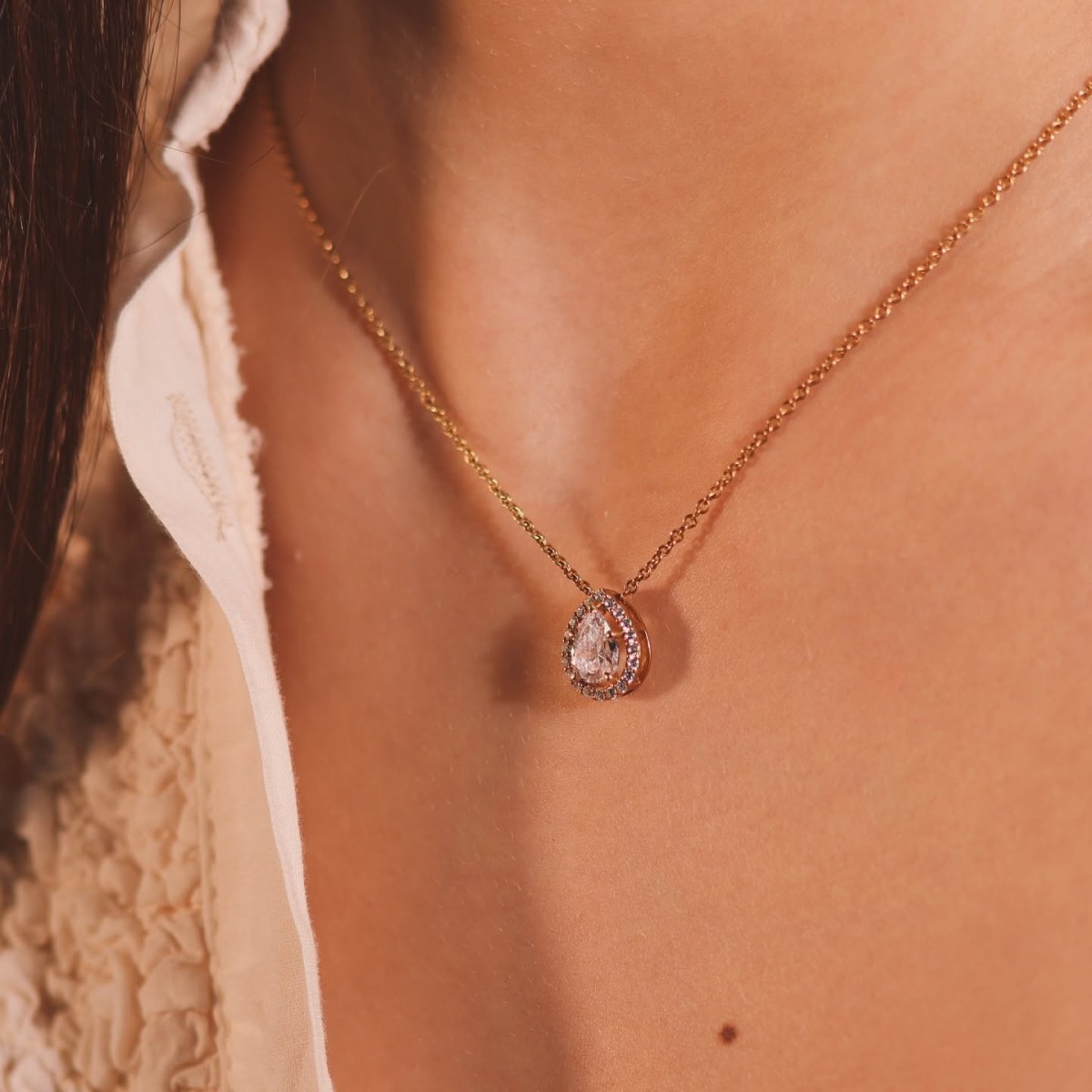 Collier halo en diamant de synthèse taille poire sur chaîne en or rose 18K – Laveran Paris
